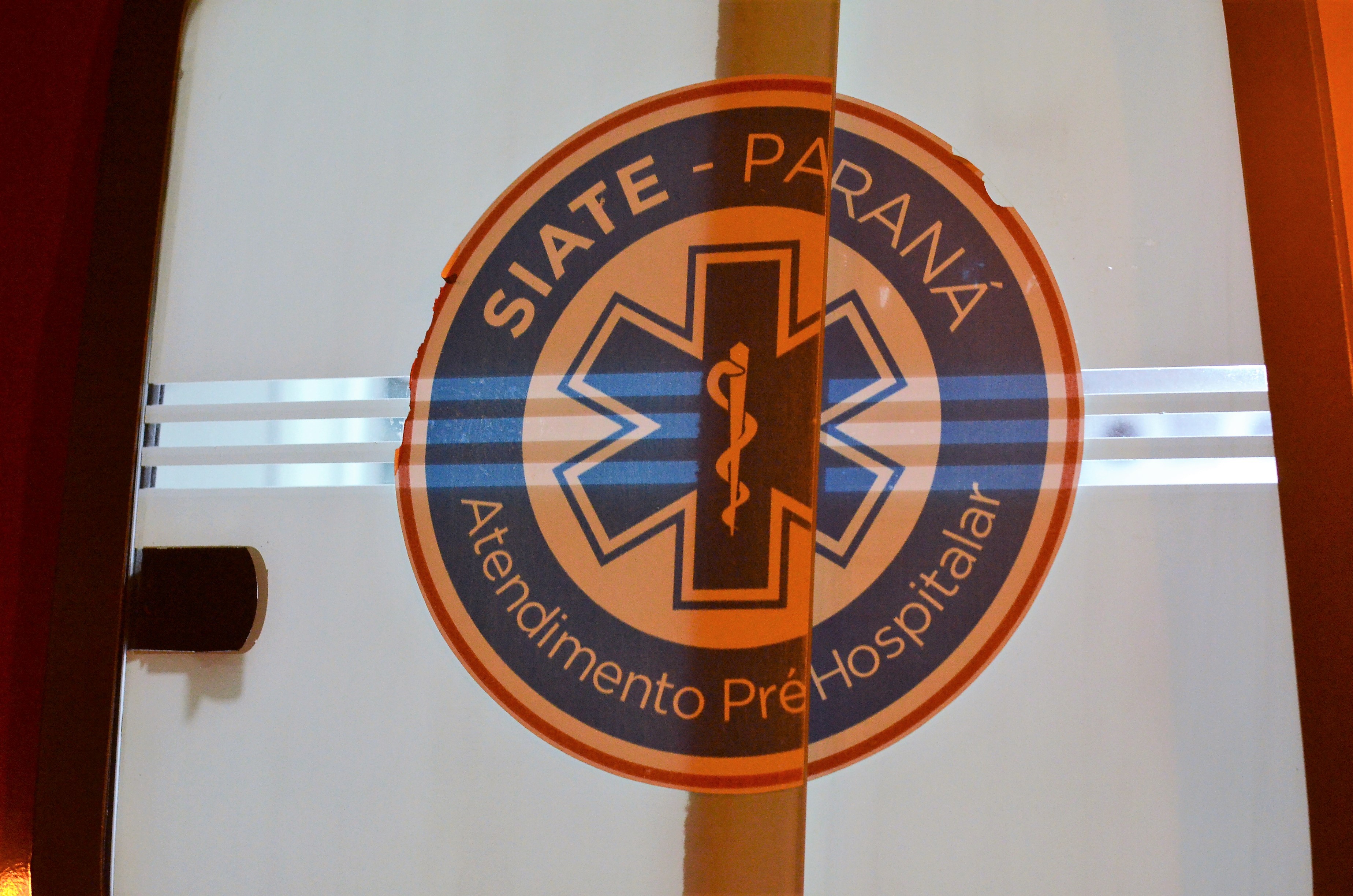 Veículo invade funerária em Sarandi