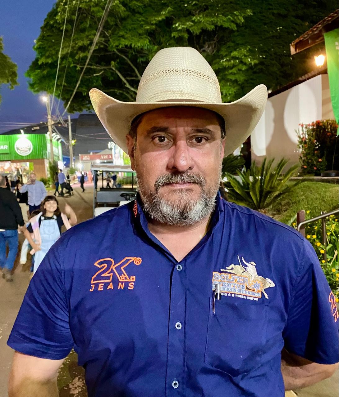 Fim de semana de rodeios com efeitos visuais e shows de montaria