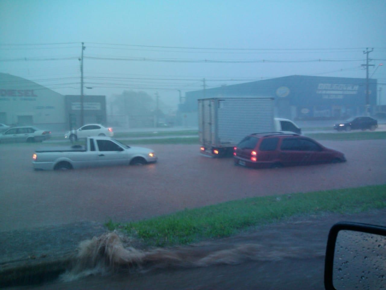 Internauta flagra alagamento na BR-376