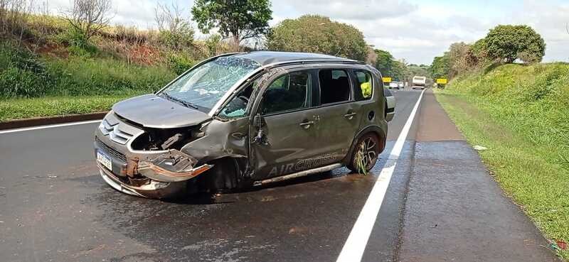 Quatro pessoas ficam feridas em capotamento na BR-376, em Marialva