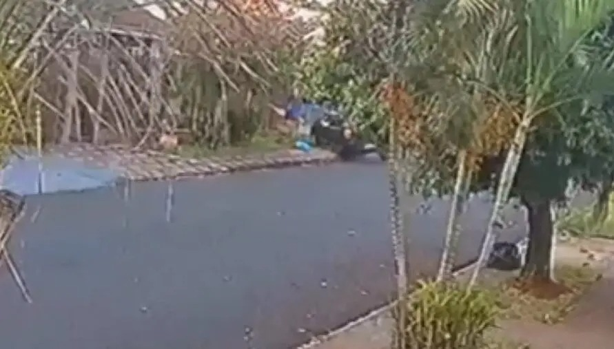 Idosa é atropelada após colisão entre veículos em cruzamento de Maringá