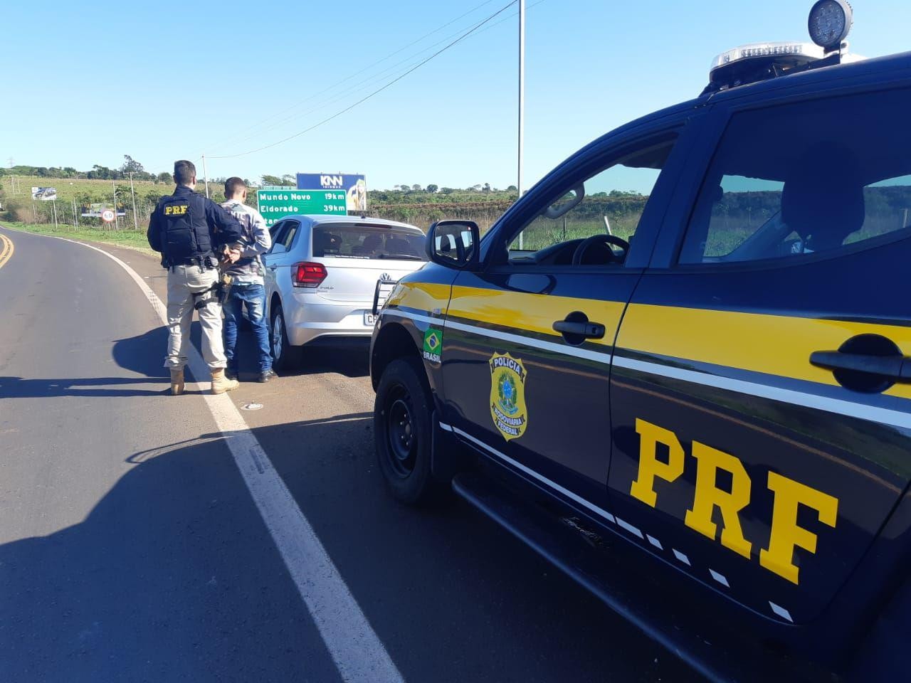 Jovem é preso dirigindo carro roubado, em Guaíra