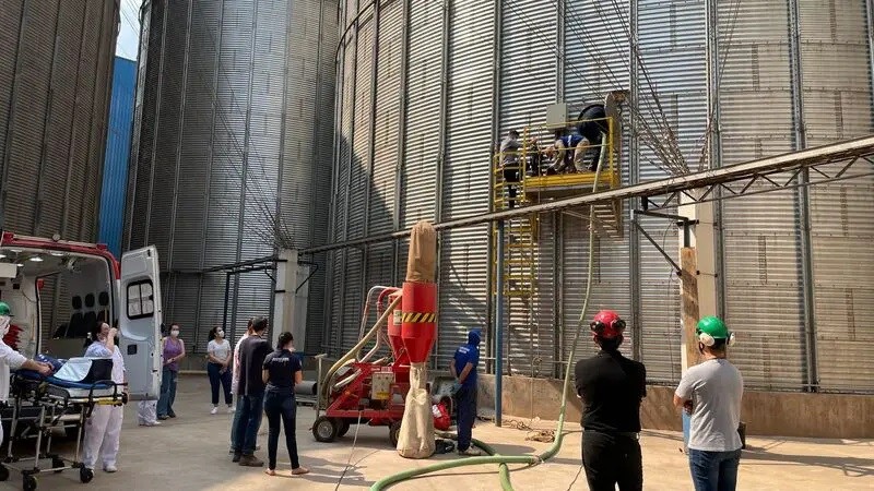 Trabalhadores ficam gravemente feridos em soterramento dentro de silo