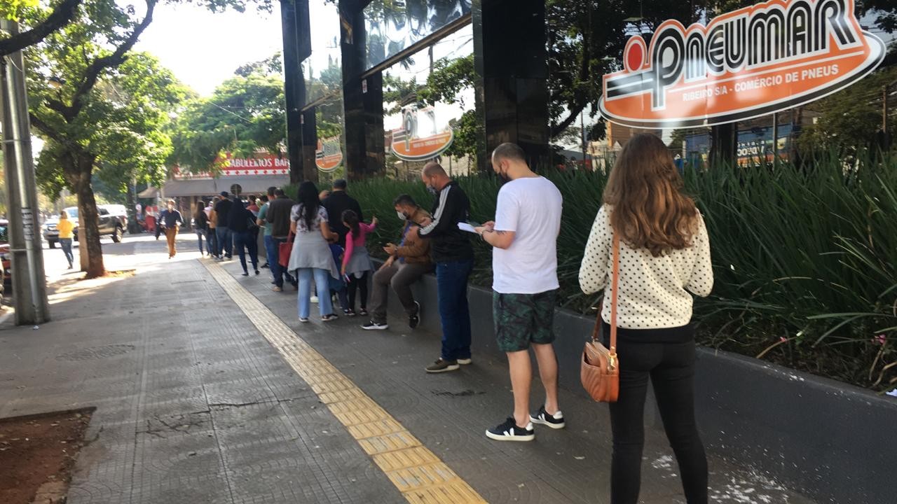 Fila extensa na Secretaria de Saúde na retomada da 1ª dose da vacina