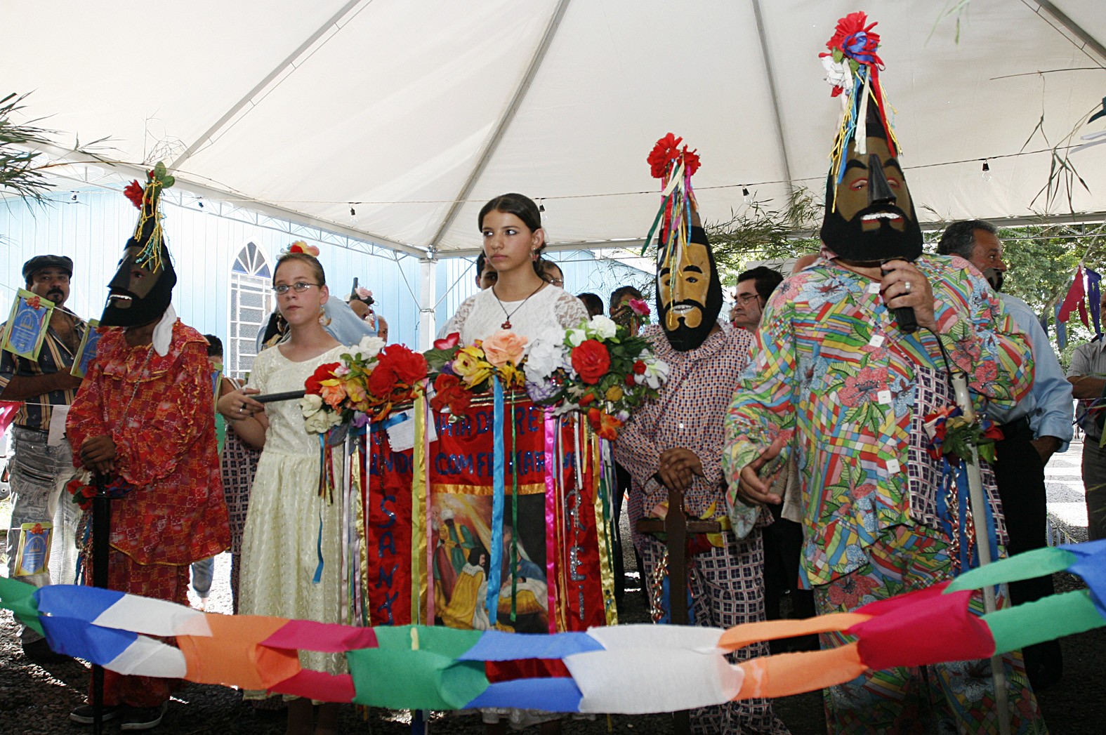 Folia de Reis passa por distritos e Catedral de Maringá