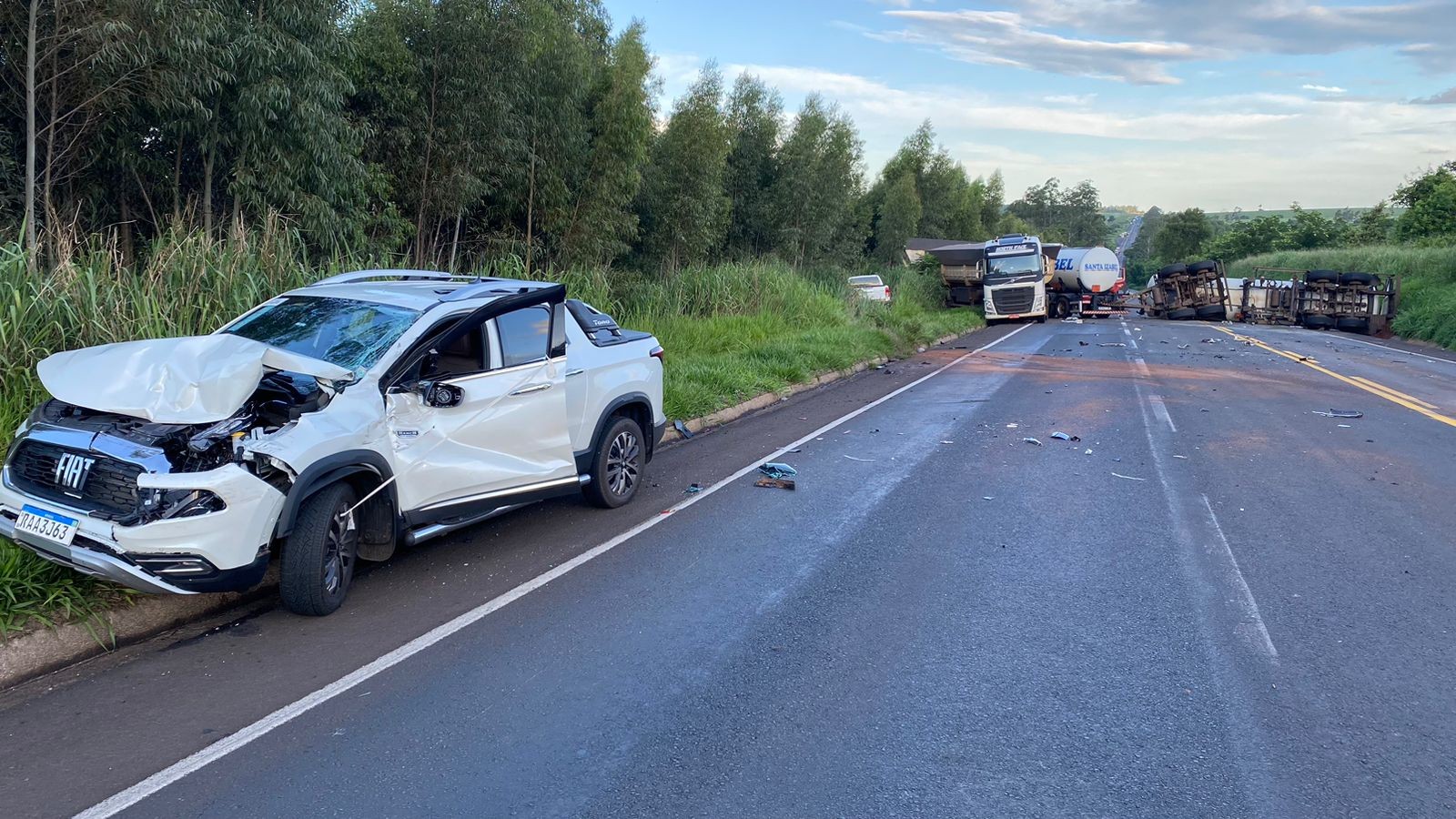 Caminhão-tanque carregado com etanol tomba na BR-376