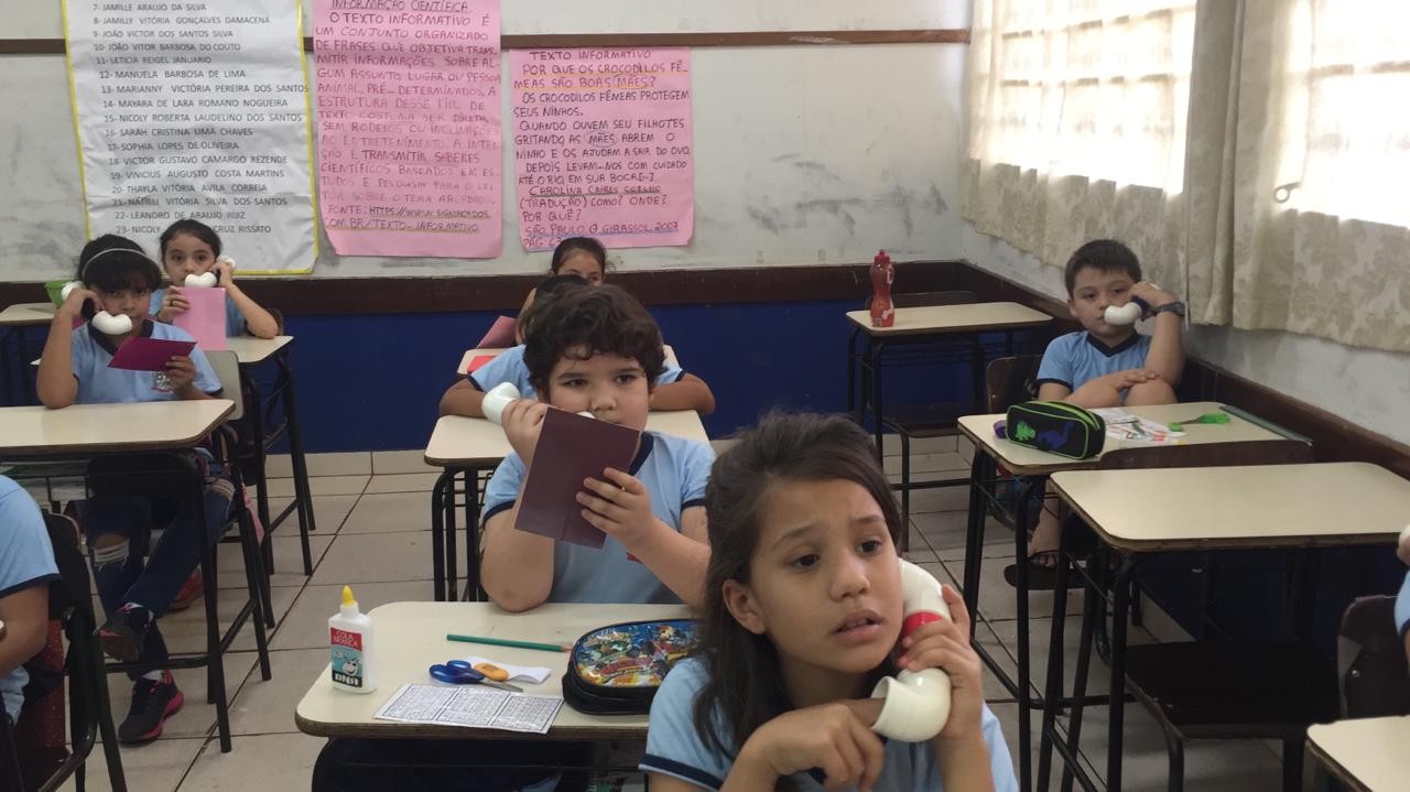 Escola aumenta nível de leitura e escrita dos alunos com ‘sussurrofone’