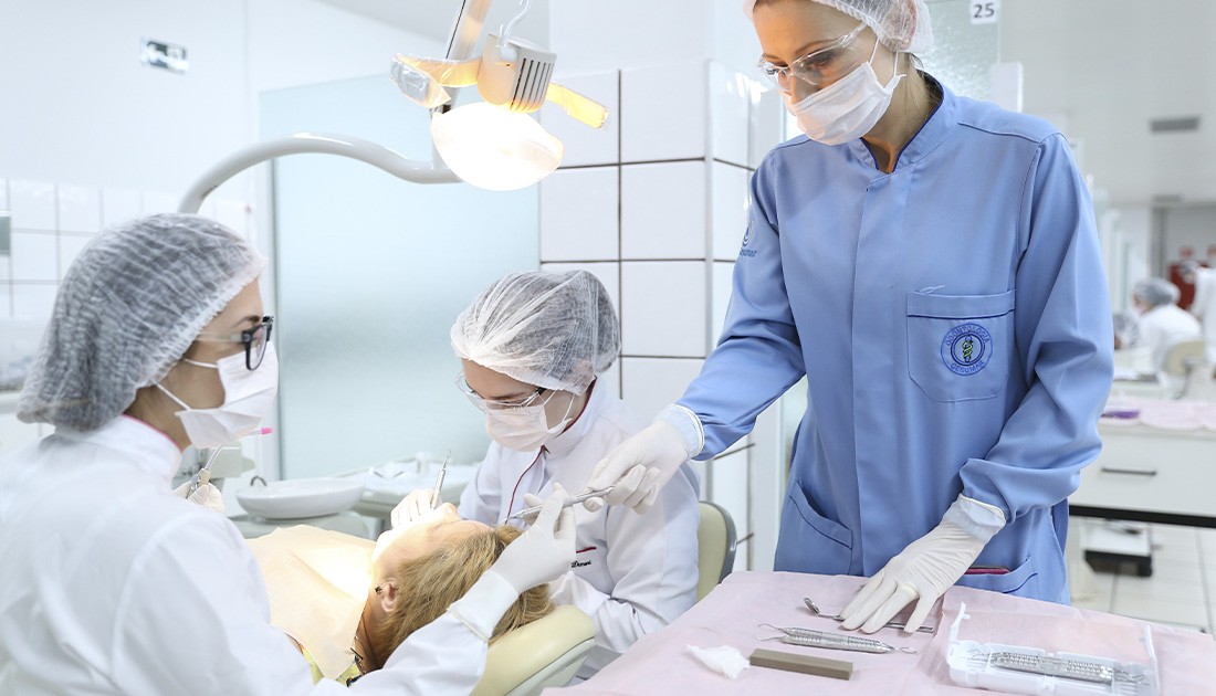 Clínica universitária oferece tratamento odontológico gratuito em Maringá