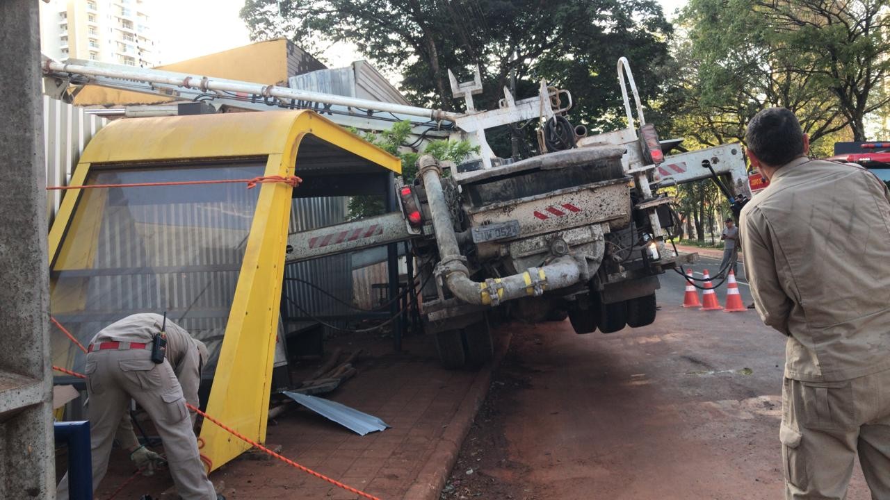 Bombeiros trabalham no resgate de vítima soterrada