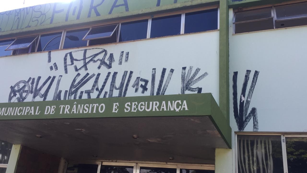 Prédio do antigo aeroporto de Maringá está abandonado