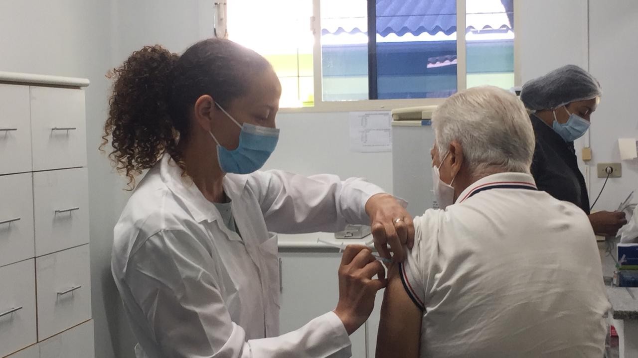 Idosos da população em geral com 90 anos ou mais começam a ser vacinados contra Covid-19 em Maringá