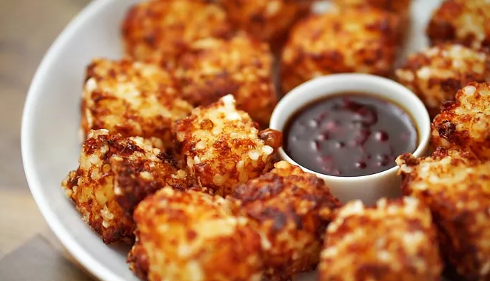 Para petiscar: dadinhos de tapioca