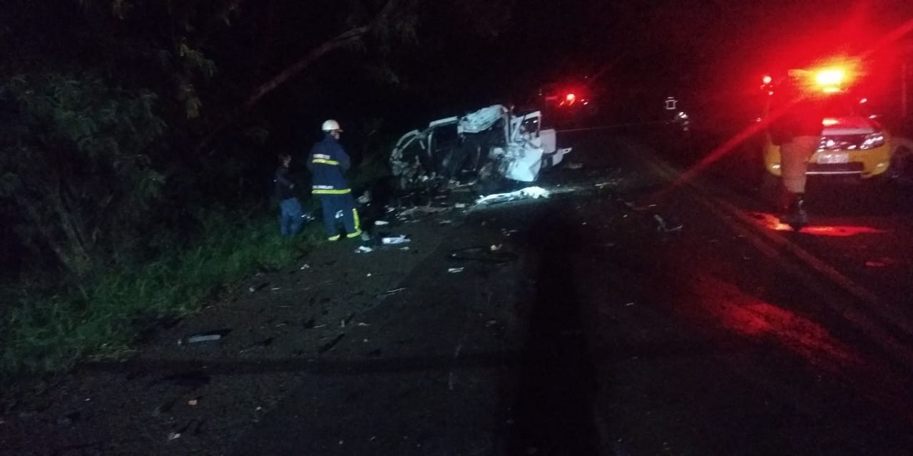 Motorista de carro morre após colidir contra caminhão, na PR-317, em Maringá