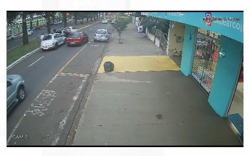 Em fuga após provocar acidente, motorista arrasta homem pendurado em janela