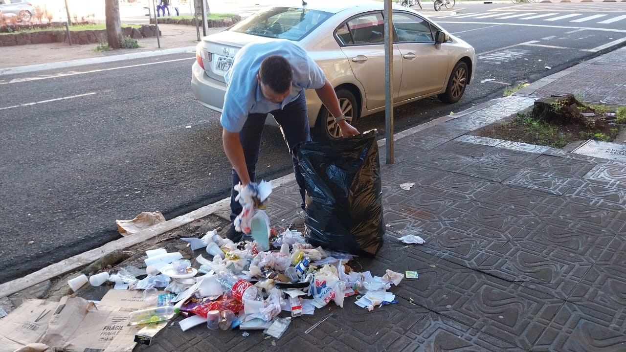 Funcionário de loja reclama de lixo espalhado na calçada da Avenida Getúlio Vargas