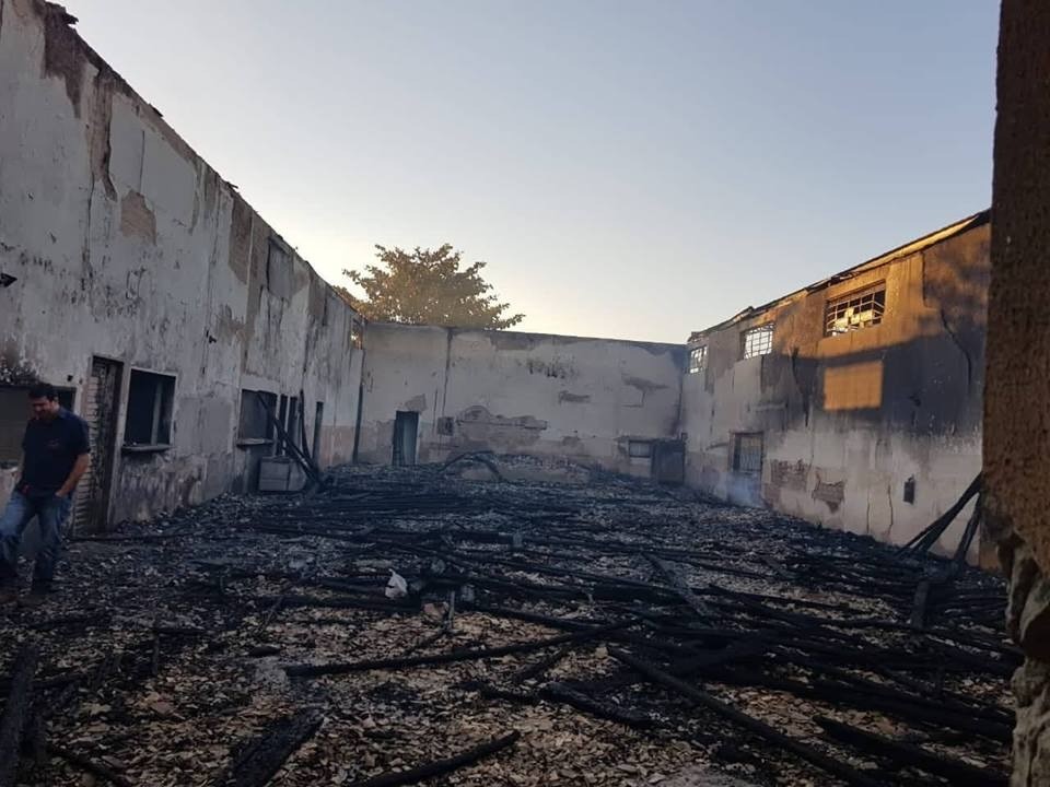 Incêndio destrói salão paroquial; casa da secretaria é assaltada