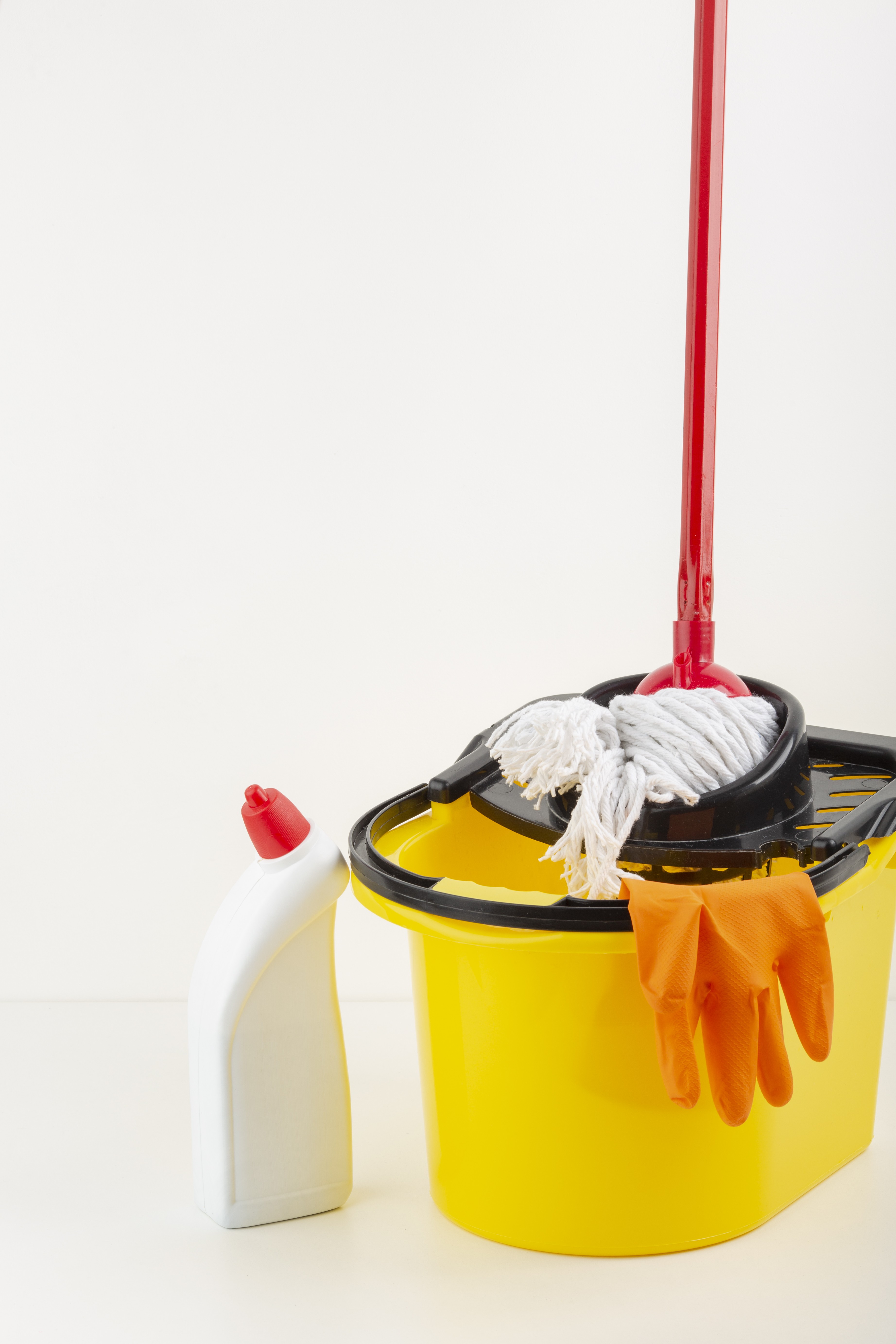 Zeladoras terceirizadas pela UEM entram em greve