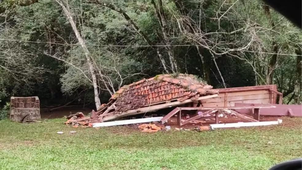 Bebê fica gravemente ferida após queda de quiosque em Catanduvas