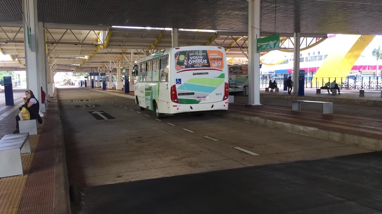 Apesar do apelo para o bom senso, muitos idosos estão andando de ônibus neste sábado (11)