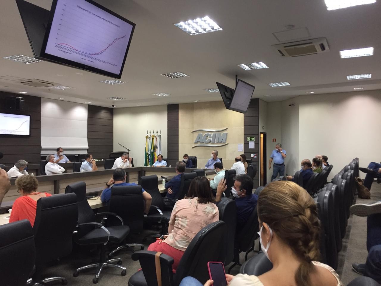 Após diálogo com setor empresarial, indústria e construção civil poderão funcionar