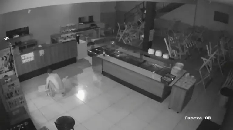 Homem furta marmitaria e faz pausa para um ‘lanchinho’ em Sarandi