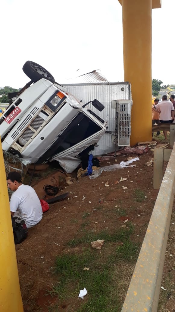 Dois caminhões tombam no trevo de Mandaguaçu