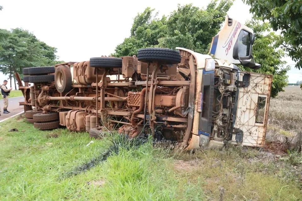 Motorista de caminhão morre no HU de Maringá após grave acidente na rodovia