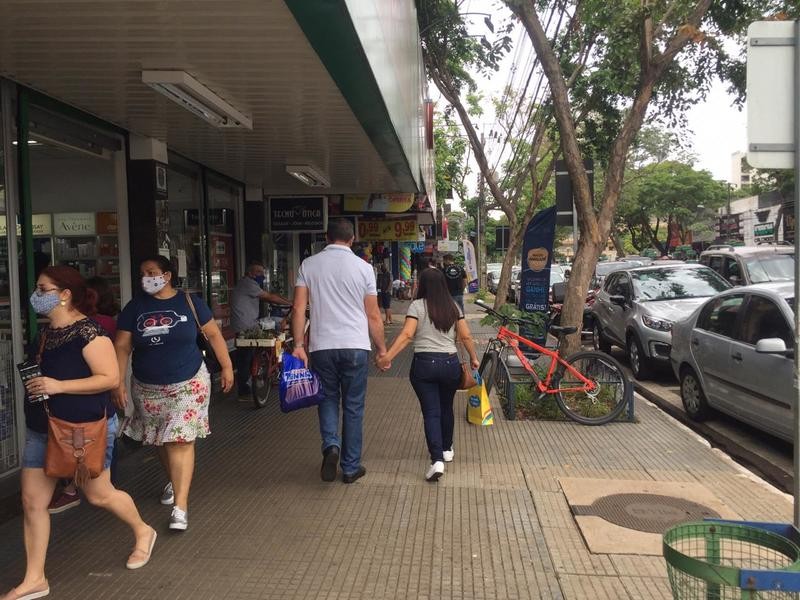 Lojas de rua de Maringá funcionam até 21h nesta sexta-feira (11)