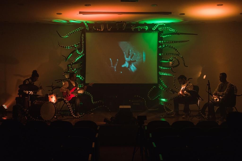 Espetáculo de cinema e música ao vivo é atração no Teatro Reviver Magó