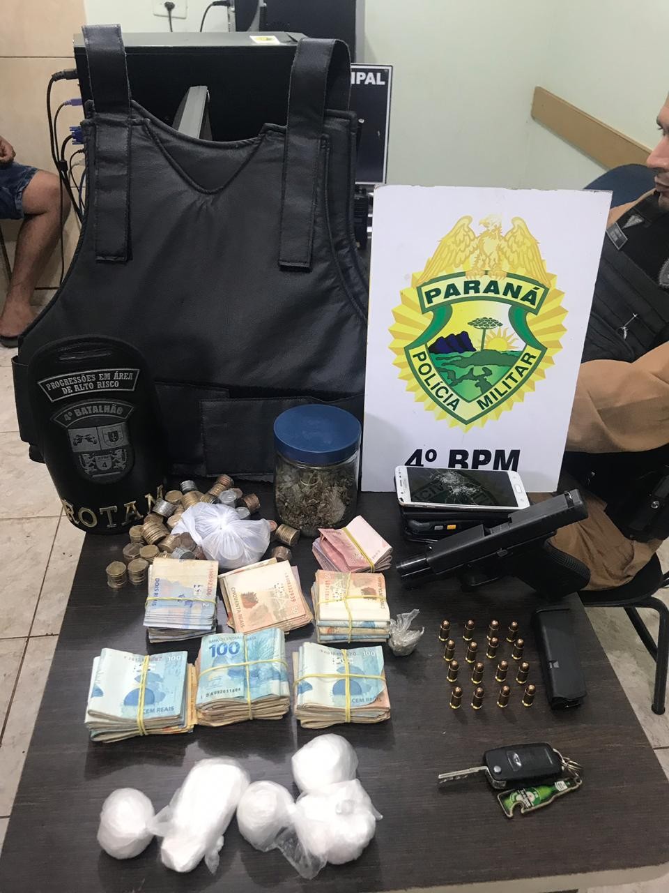 Homem é preso com drogas, pistola, colete balístico e mais de R$ 20 mil