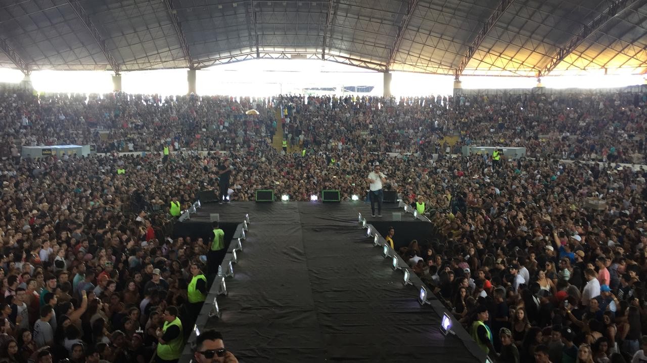 Fãs de sertanejo lotam show de aniversário da Maringá FM