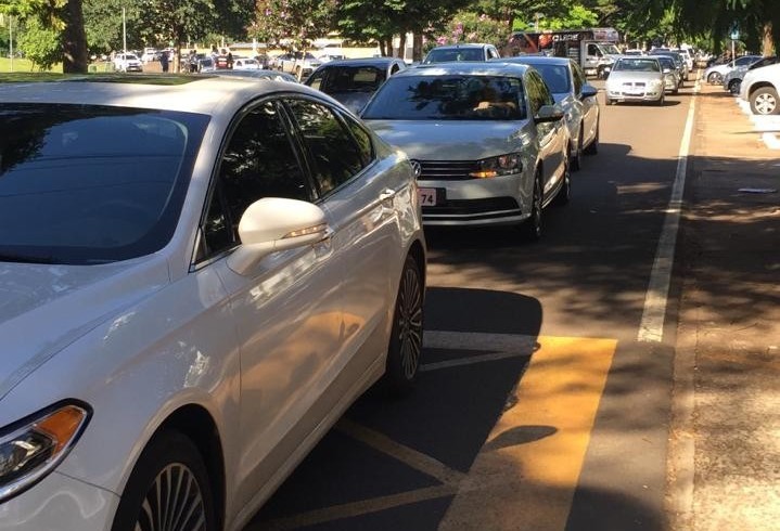 Maringaenses fazem ‘buzinaço’ pedindo abertura do comércio na cidade