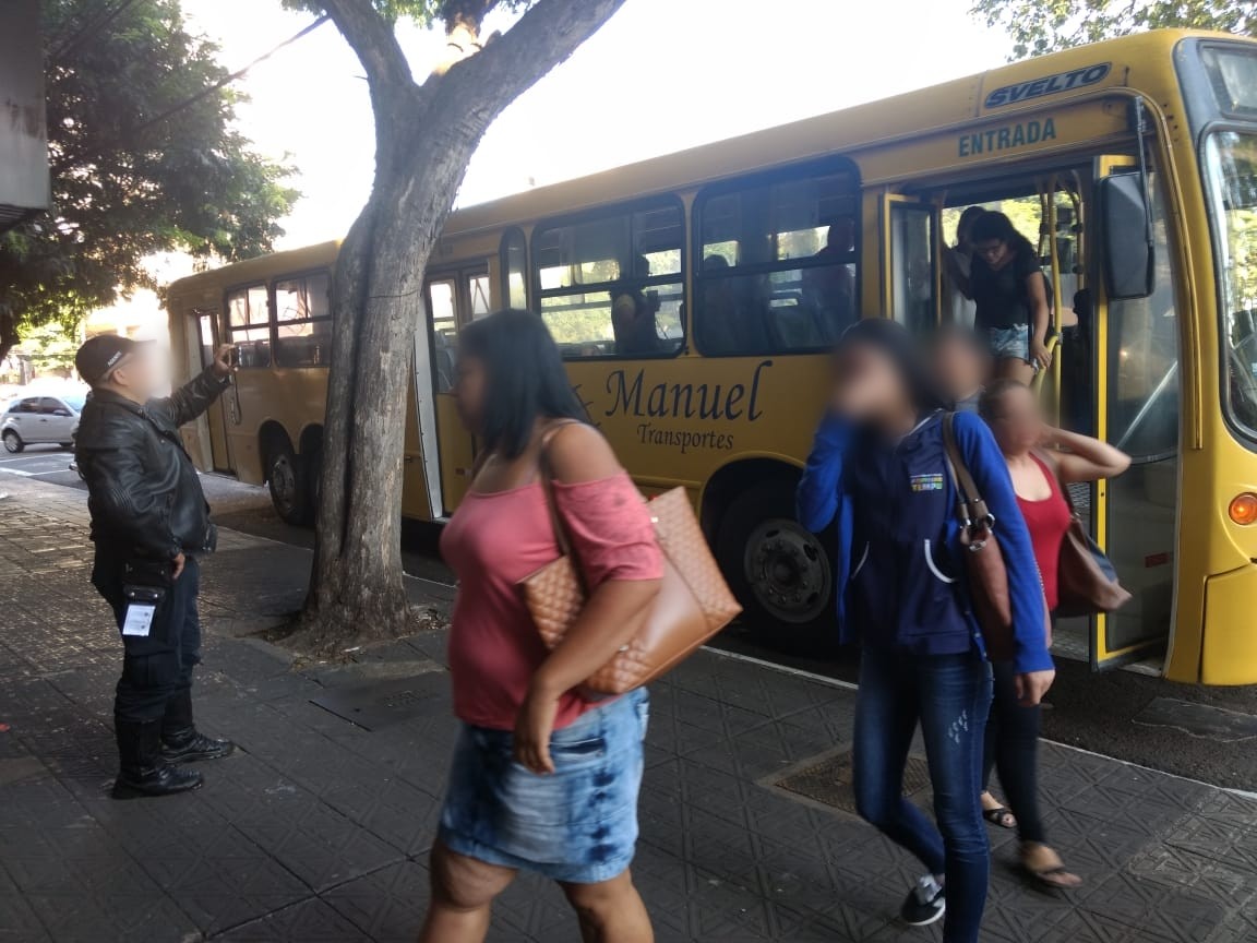 Ônibus de transporte clandestino é esvaziado na Avenida Brasil