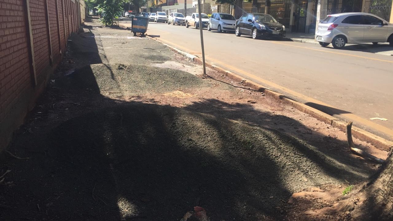 Calçada em reforma não tem espaço para pedestre
