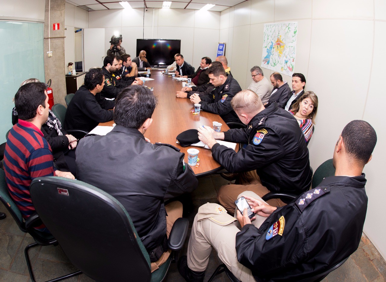 Nova reunião define últimos detalhes para transmissão pública de jogos da seleção