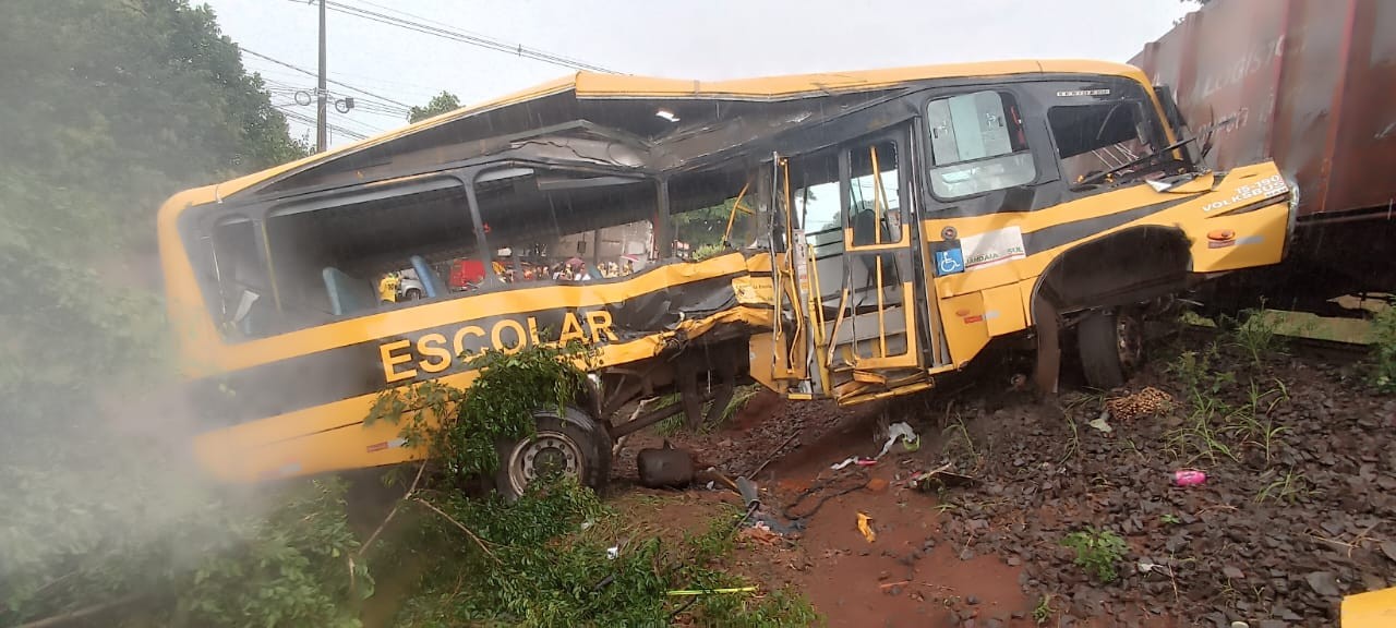 Acidente entre trem e ônibus da Apae deixa dois mortos e vários feridos em Jandaia do Sul