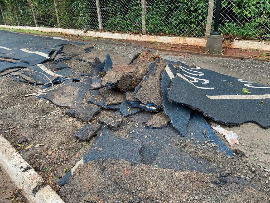 Depois da chuva é possível ver a extensão dos estragos no entorno do Parque do Ingá