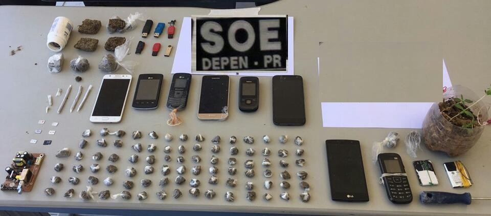 Revista geral apreende 8 celulares, chave de fenda e pendrive