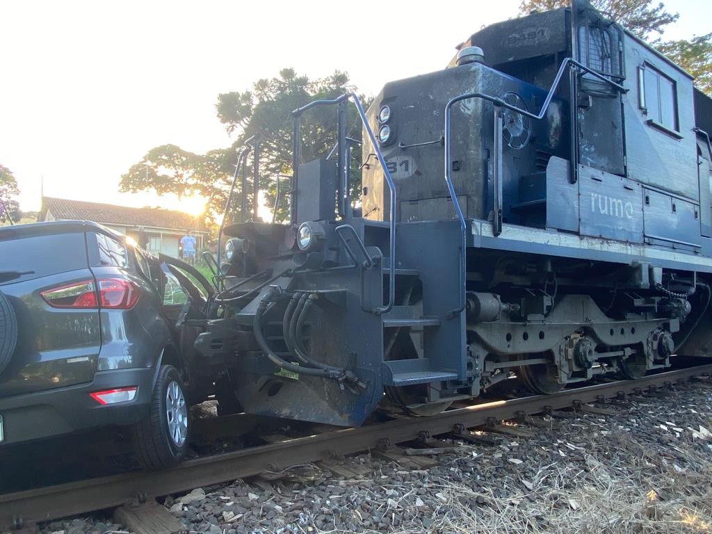 Trem arrasta carro por cerca de 400 metros na região