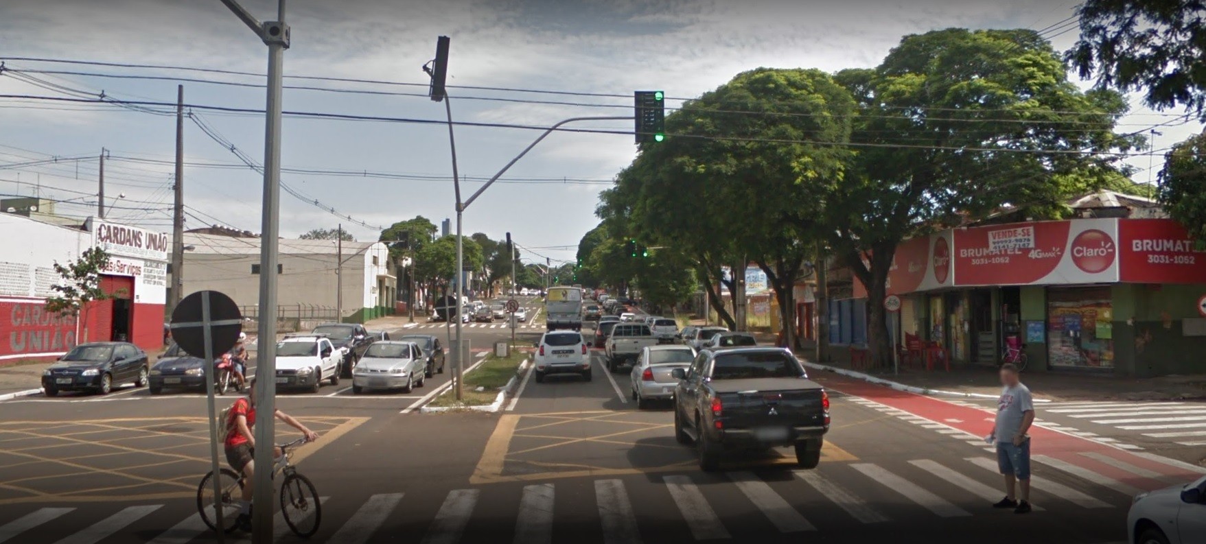 Semáforos de três cruzamentos da Avenida 19 de dezembro estão desligados