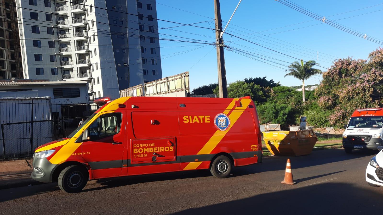 Sol atrapalha e dois ficam feridos após moto bater em caçamba