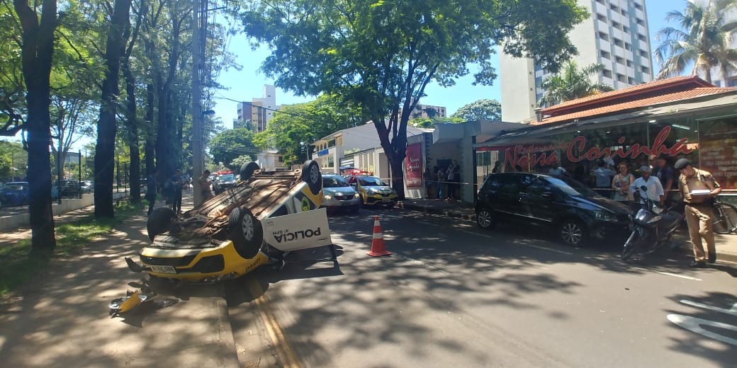 Viatura da PM capota perto da UEM e dois policiais ficam feridos