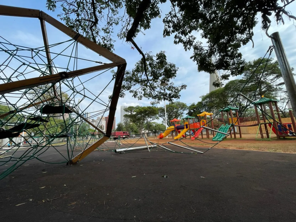 Parquinho perto da Catedral de Maringá amanhece destruído