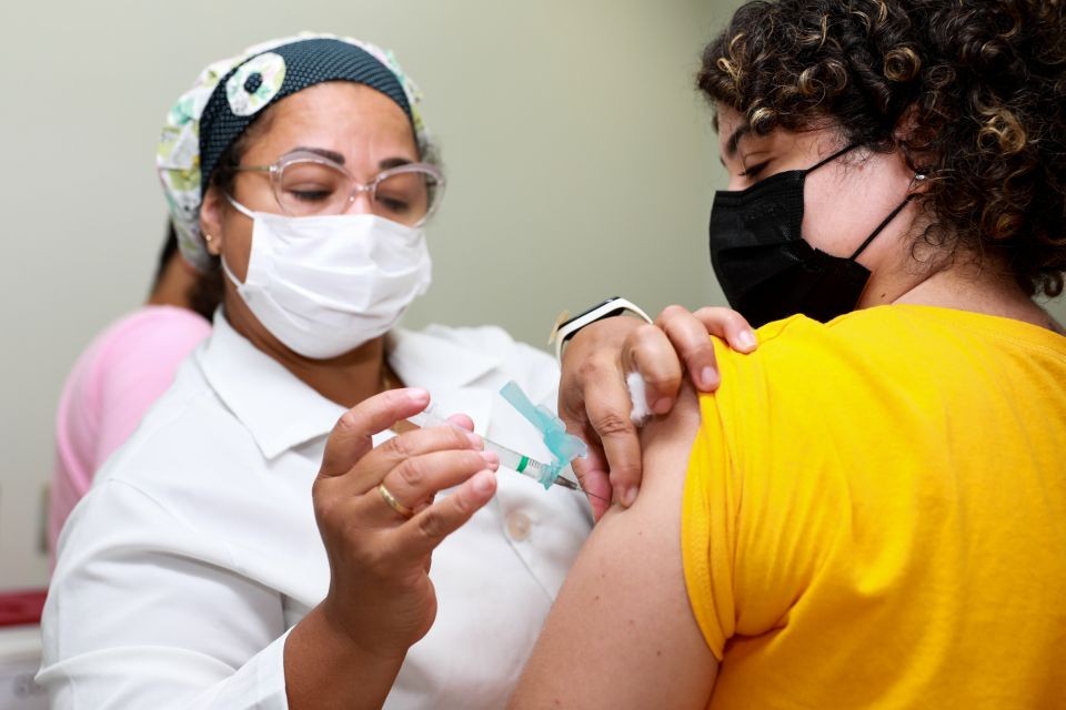 Pessoas com 60 anos ou mais já podem tomar a 4ª dose da vacina contra a Covid-19