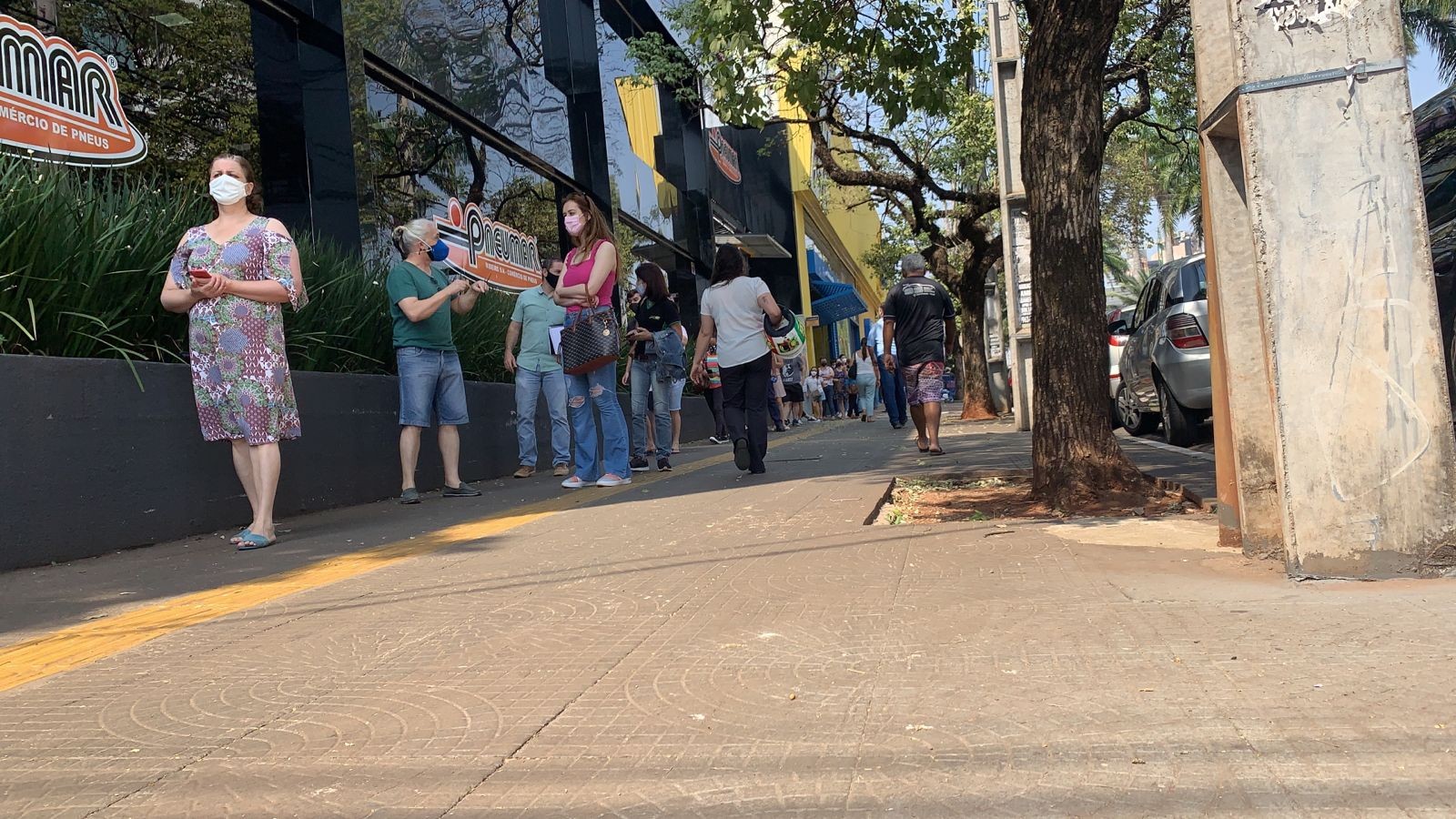 Vacinação na Secretaria de Saúde é marcada por longa fila