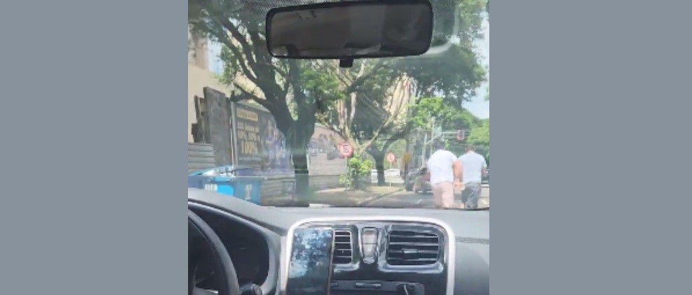 Passageiro é surpreendido por motorista de aplicativo que parou corrida para brigar na rua, em Maringá