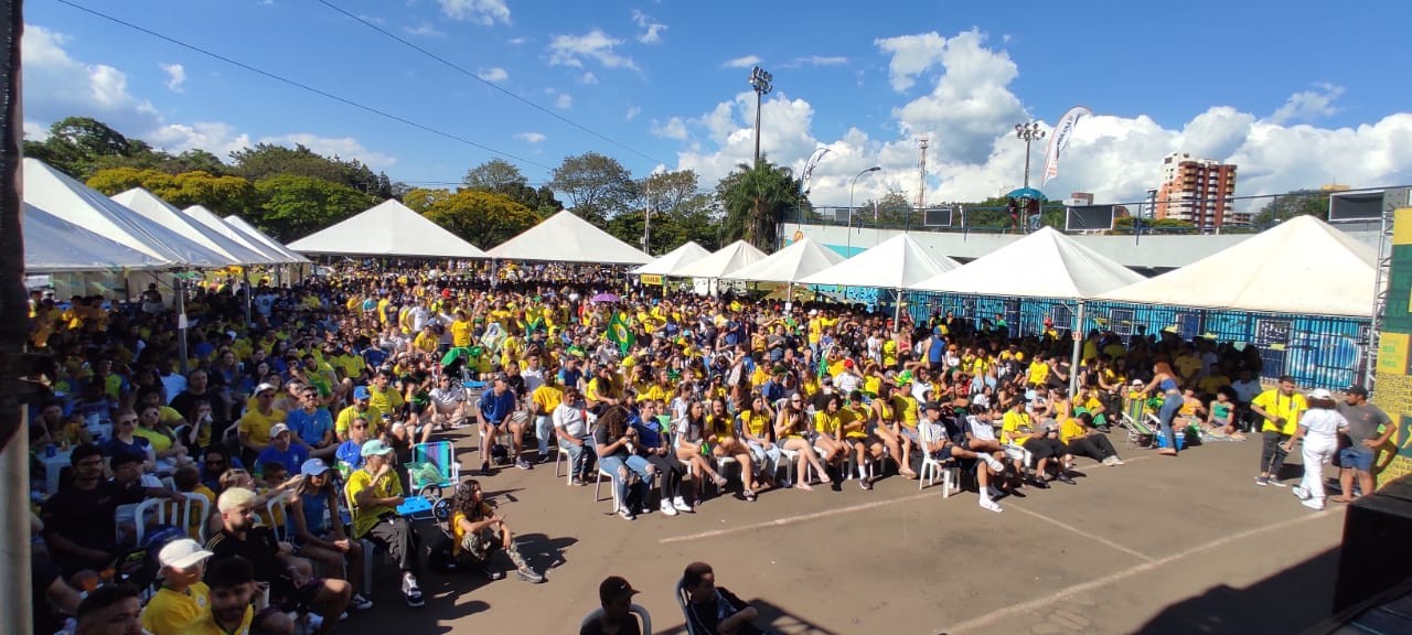 Torcedores lotam a Vila Olímpica, em Maringá, na estreia da Seleção na Copa