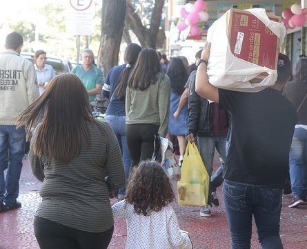Lojas de rua ficam abertas até 21h nesta sexta-feira em Maringá