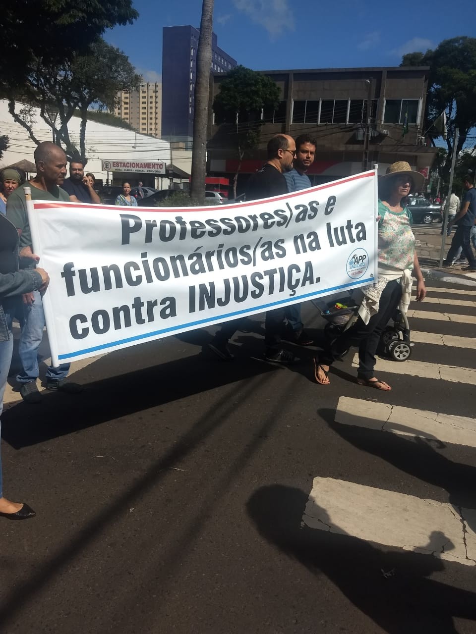 Servidores estaduais protestam pedindo reposição salarial