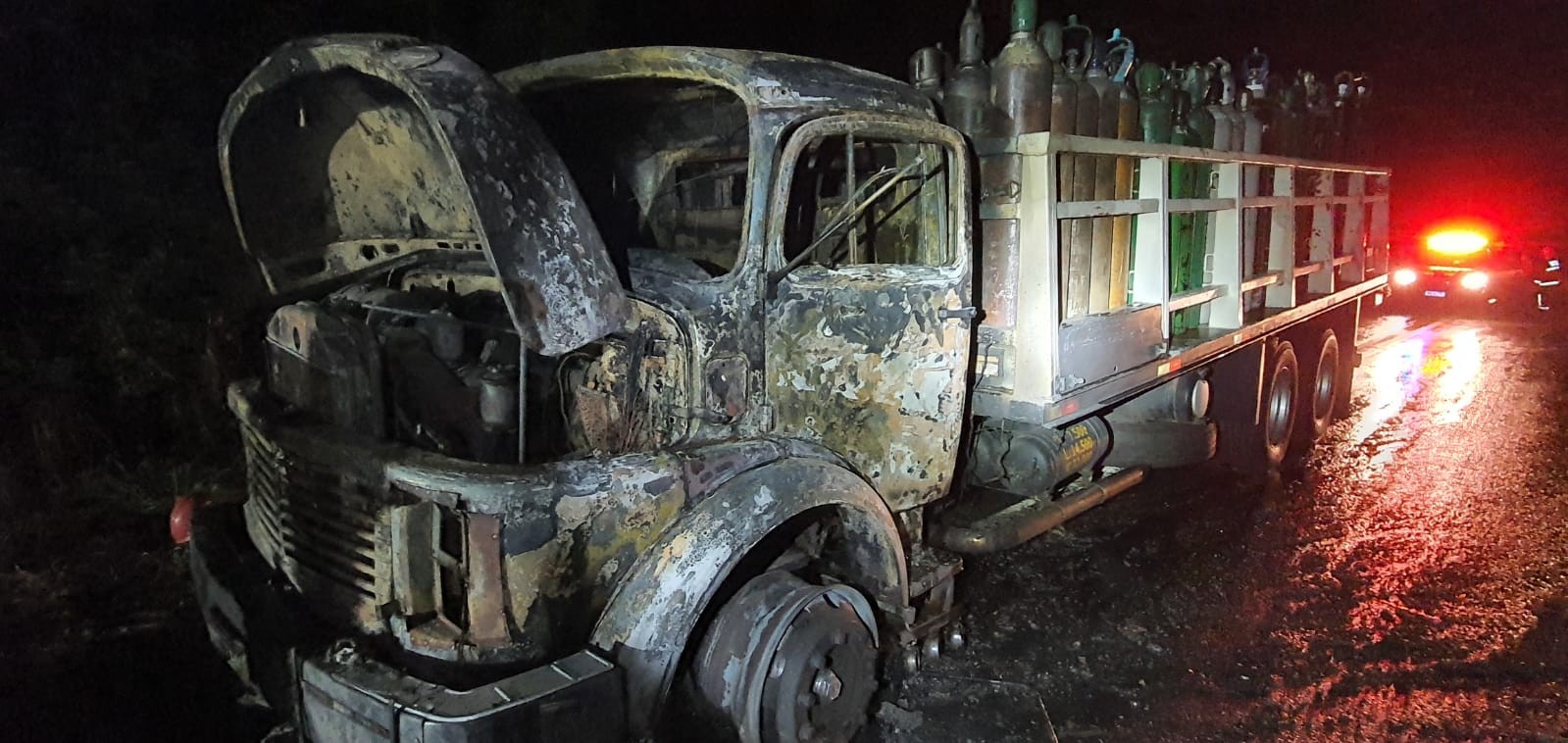 Caminhão que transportava cilindros de oxigênio pega fogo na BR-376